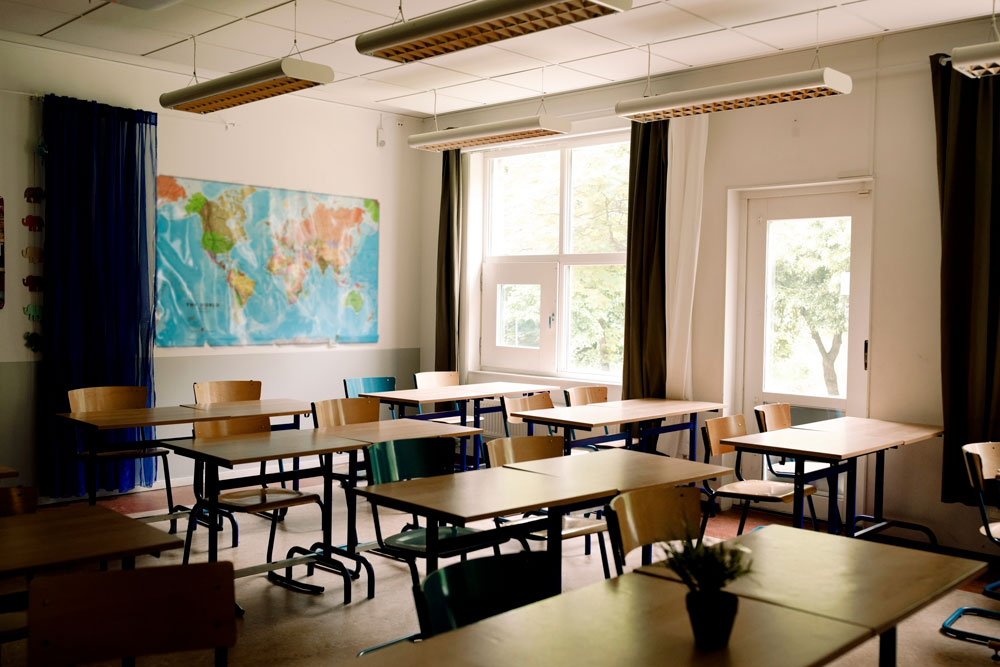 Ett klassrum med skolbänkar.